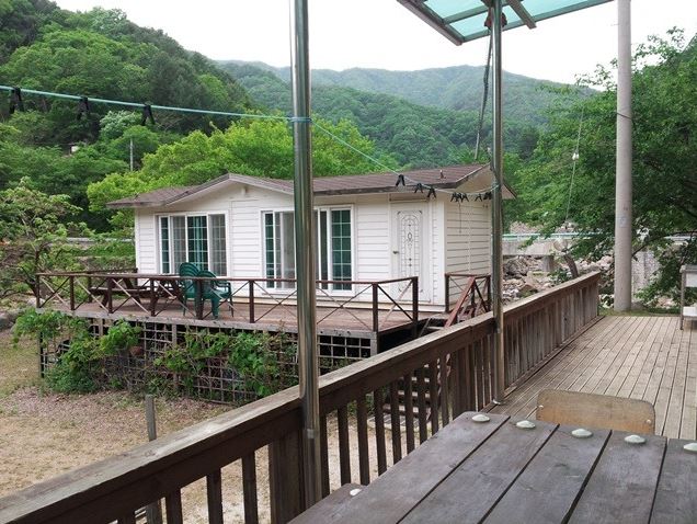 펜션 단체룸본관에서 바라본 별채 ,뒤쪽에 계곡있음.JPG