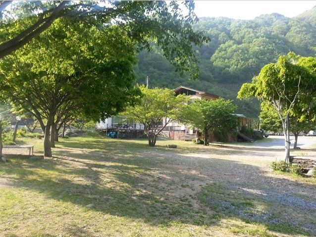 계곡 방향에서 촬영 다촌 본관및 정원.JPG