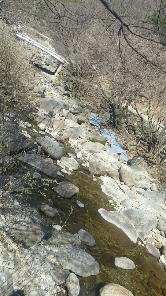 숙소앞에 화개천이 흐르고 있고 뒤에는 이렇게 작은 개울이 흐릅니다.jpg