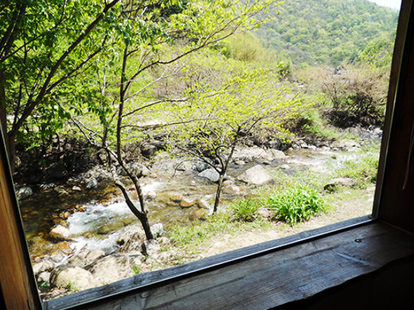 A 뒤에 탁트인 유릴르 통해서 바로 시원한 계곡 전경이 흐름 경치 너무 좋음.png
