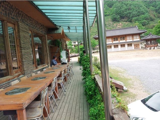 다촌 단체룸 본관 및 뒤쪽에는기와집이 있습니다.JPG